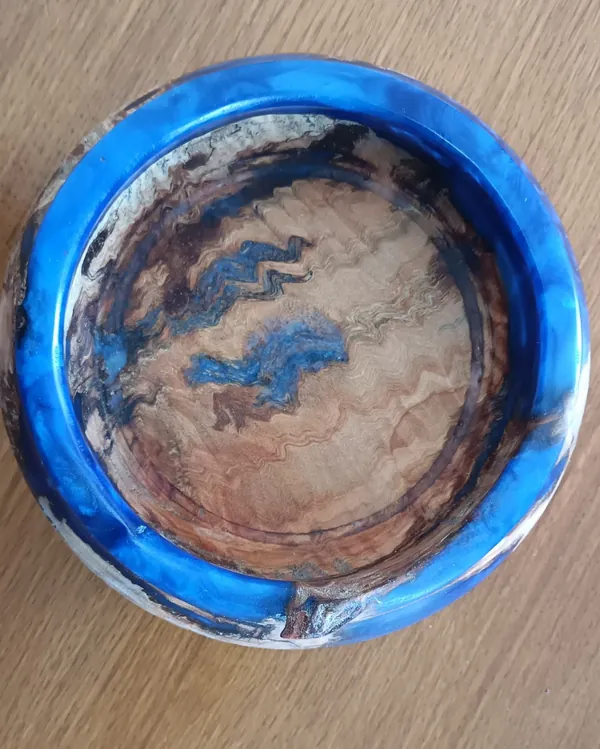 Vide-poche en souche de cerisier et résine bleue, pièce tournée à la main par Tourneur JD